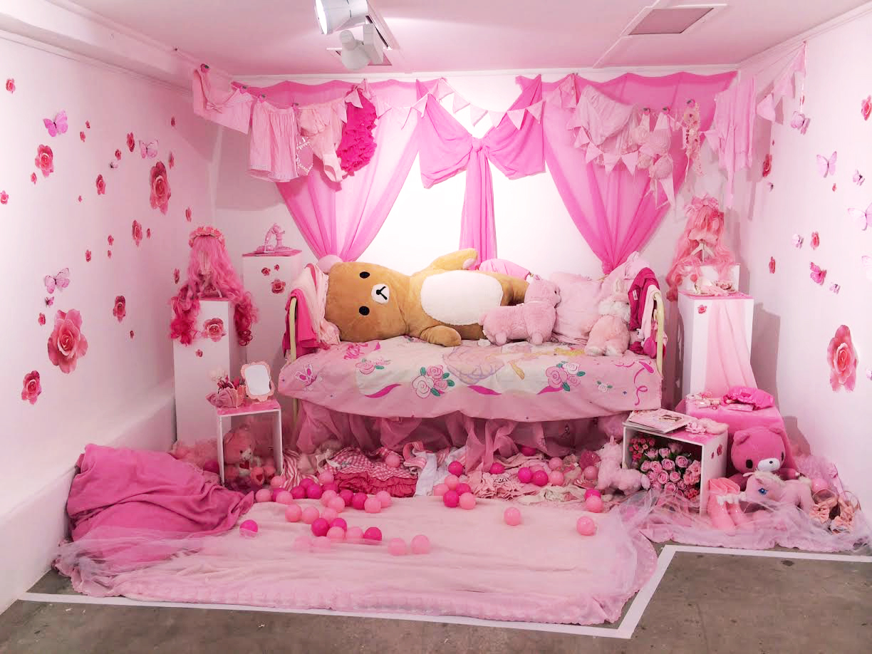 Kamar Tidur Bernuansa Pink Dengan Banyak Sekali Boneka REFERENSI