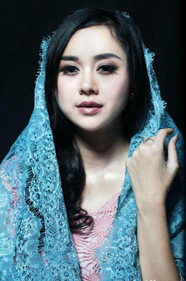 Aura Kasih Tampil Cantik dengan HIjab Biru