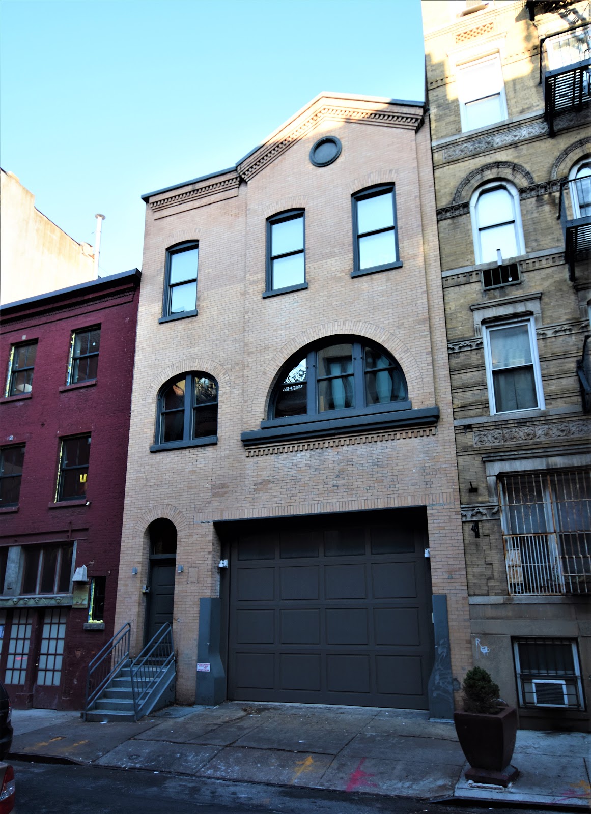 Daytonian in Manhattan Horses, Bottles and Movie Memoriabilia 27