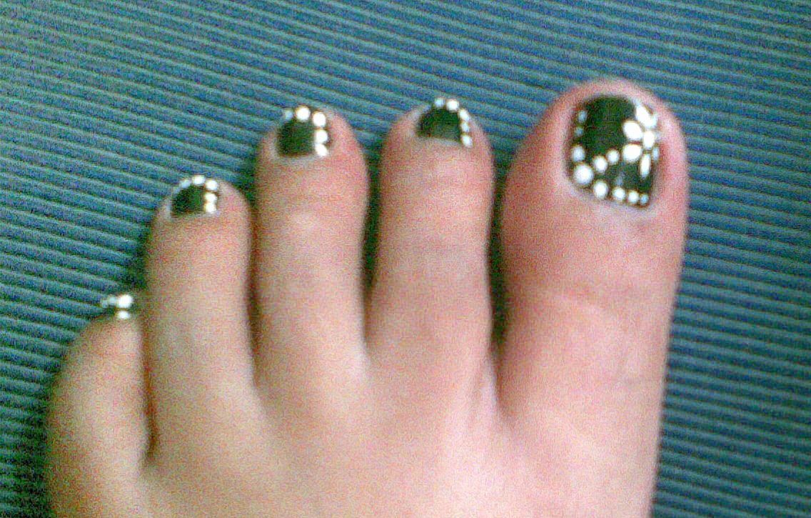 toe nail art with flowers