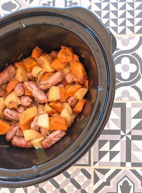 Salchichas con patatas y boniato. Receta en Slow-Cooker