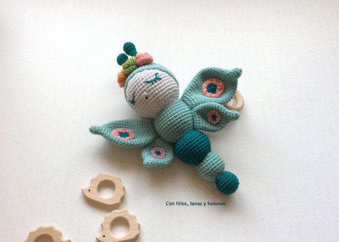 Con hilos, lanas y botones: Leti mariposa amigurumi (patrón Cucapuntoes)