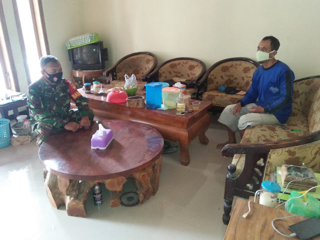 Babinsa Plosokerep Melaksanakan Komsos dengan Tokoh Masyarakat di Desa Binaan