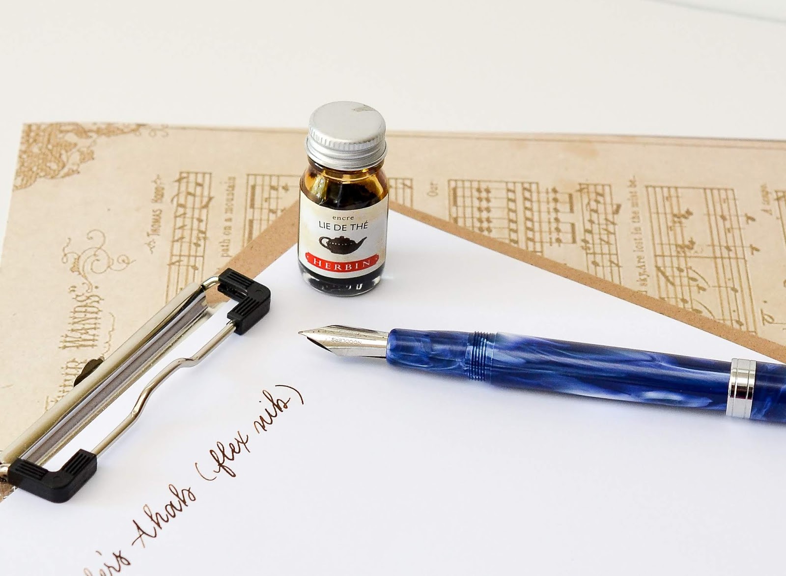 Featured image of post Beginner Calligraphy Pen Writing : Speedball crow quill dip calligraphy pen set and nibs with.4 oz ink.