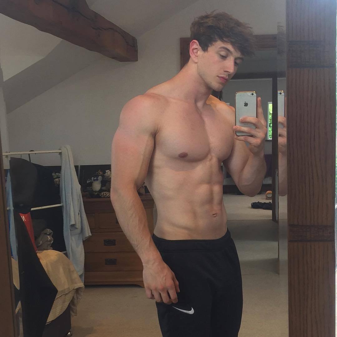 sexy-shirtless-guy-ciaran-johnson-selfie