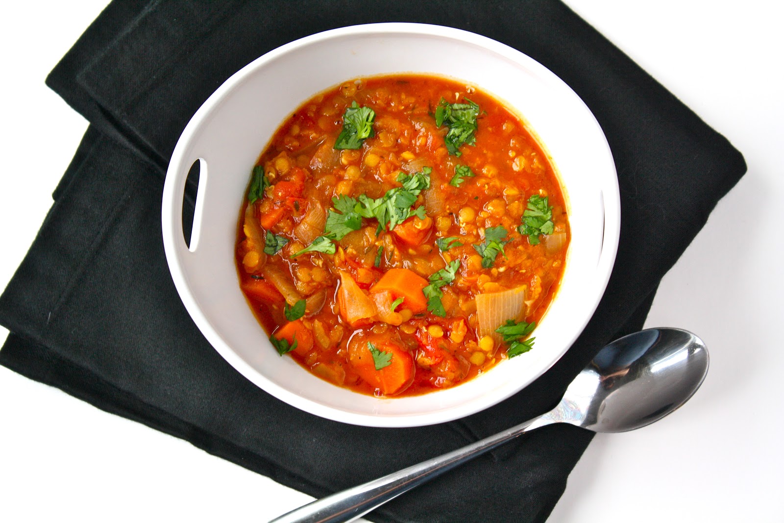 чечевичный суп в мультиварке редмонд. красная чорба чечевица. чечевичный суп с помидорами. готовый суп с чечевицей. гороховой чечевичный суп.