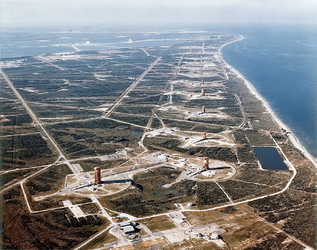 Стартовые комплексы на Восточном испытательном полигоне ВВС мыса Канаверал, взгляд с юга на север; 13 ноября 1964 года. NASA dayton.hq.nasa.gov