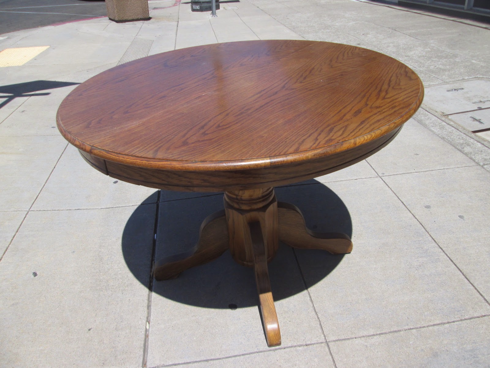 UHURU FURNITURE & COLLECTIBLES SOLD Round Oak Pedestal Dining Table