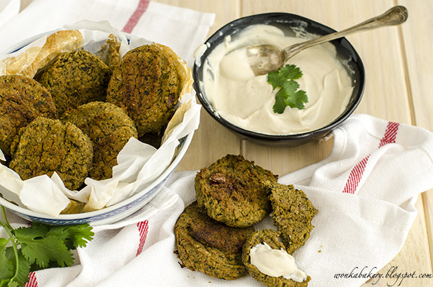 baked falafel & tahini sauce - falafel al forno con salsa tahini