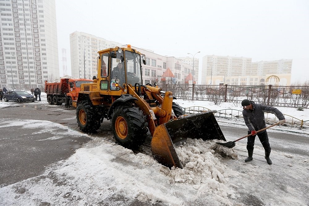 трактор убирает снег. для уборки снега дворника. уборка снега вручную. зимние лопаты. какая компания убирает снег.
