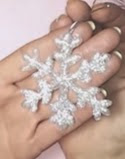 http://www.home-kids.com/2014/11/diy-como-hacer-copos-de-nieve-para.html