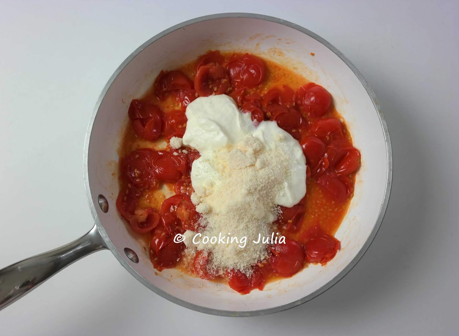 COOKING JULIA PÂTES À LA SAUCE AUX TOMATES CERISES ET PARMESAN