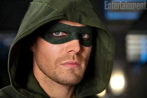 OLIVER QUEEN (STEPHEN AMELL)