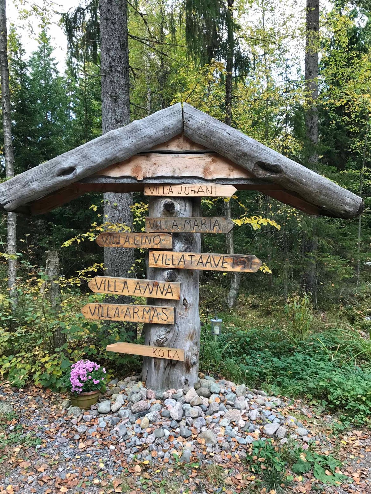 Opaskyltti villoille Hawkhillin mökkejä ja huviloita