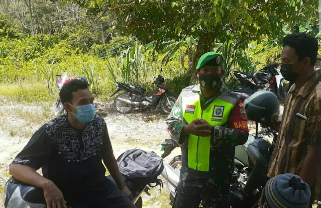 Babinsa Edi Sufriyadi Himbau Warga Desa Harapan Jaya Disiplin Terapkan Prokes Babinsa Edi Sufriyadi Himbau Warga Desa Harapan Jaya Disiplin Terapkan Prokes