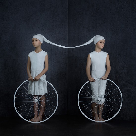 foto por Kristina Varaksina, "You are my Twin", serie | imagenes creativas artisticas bonitas | ruedas