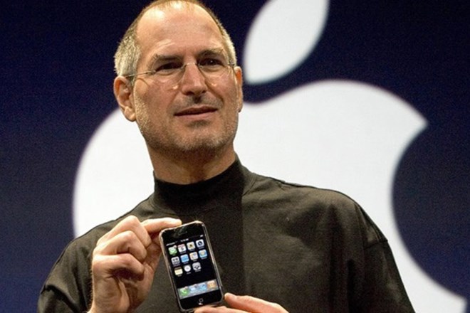 Samsung ám chỉ Steve Jobs là “người mặc áo cổ lọ” khiến iFan khó chịu