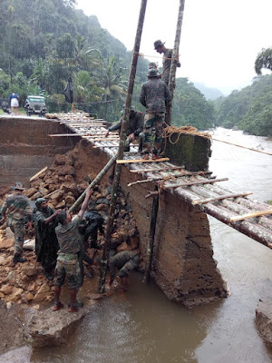Rebuilding broken bridge by Indian army during Kerala Floods