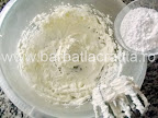 Prajitura cu crema mascarpone si ciocolata preparare reteta crema - punem zahar pudra in frisca batuta