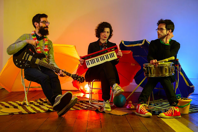 Resultado de imagem para Birds Are Indie Come Into The Water