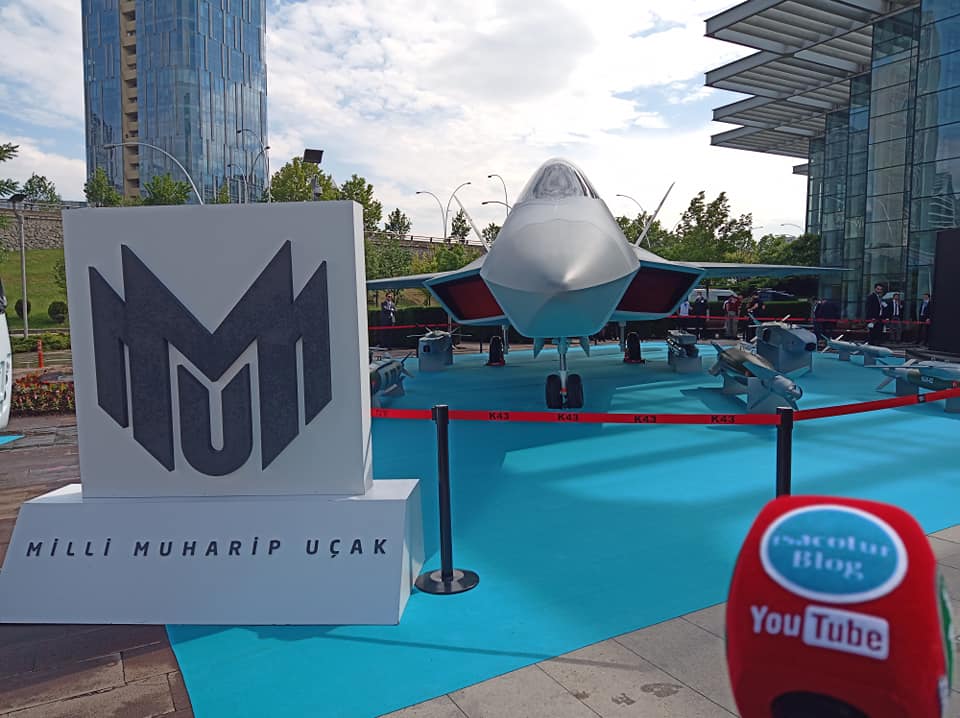 Milli Muharip Uçak Verimlilik ve Teknoloji Fuarında Ziyaretçilerle Buluştu