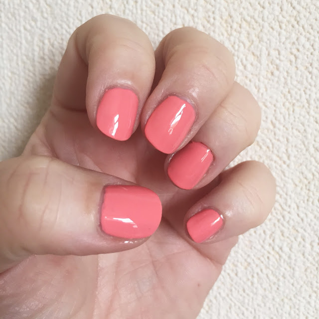  Essie Summer 2016 Lounge Lover www.mammafulzo.com