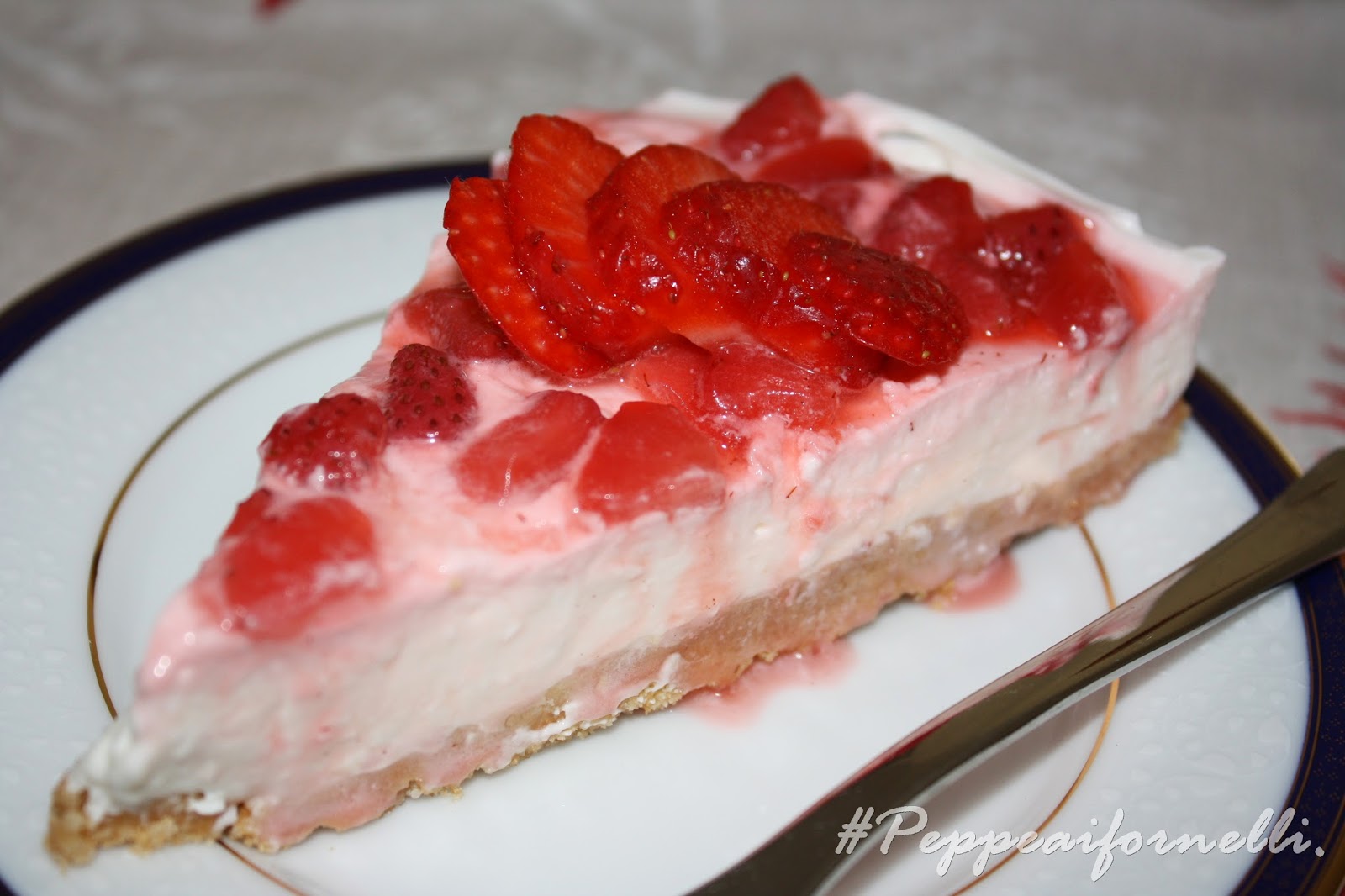 torta fredda allo yogurt e fragole.