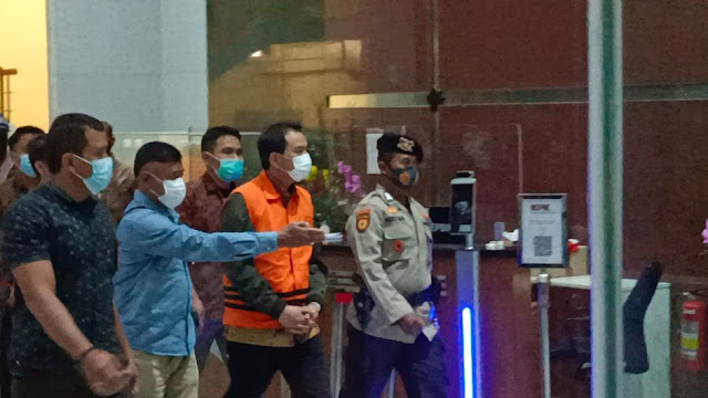 Usai Diperiksa 4 Jam, Azis Syamsuddin Ditetapkan Sebagai Tersangka Kasus Suap Usai Diperiksa 4 Jam, Azis Syamsuddin Ditetapkan Sebagai Tersangka Kasus Suap