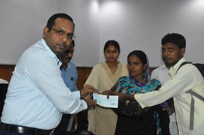 विभागीय प्रगति और चेक वितरण