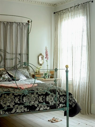 35 Beautiful Curtain Decoration Ideas for Bedroom | Home Designs Plans