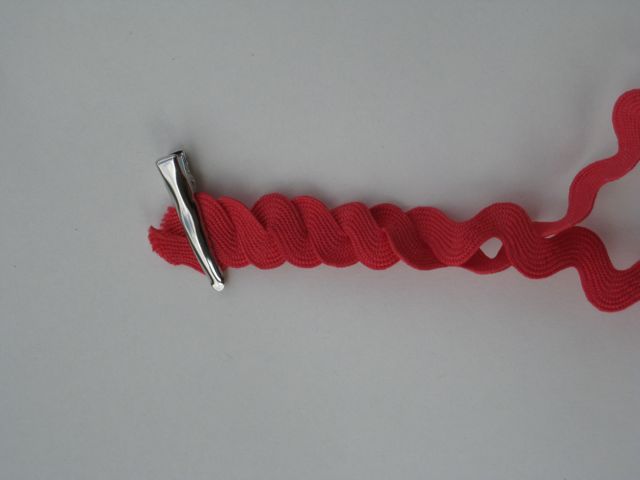 Beau Fleurs: Adventures in Crafting: DIY Rick Rack Fabric Rosettes