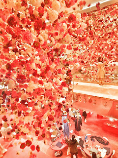 Pluie de fleurs roses dans la Trémie du Printemps