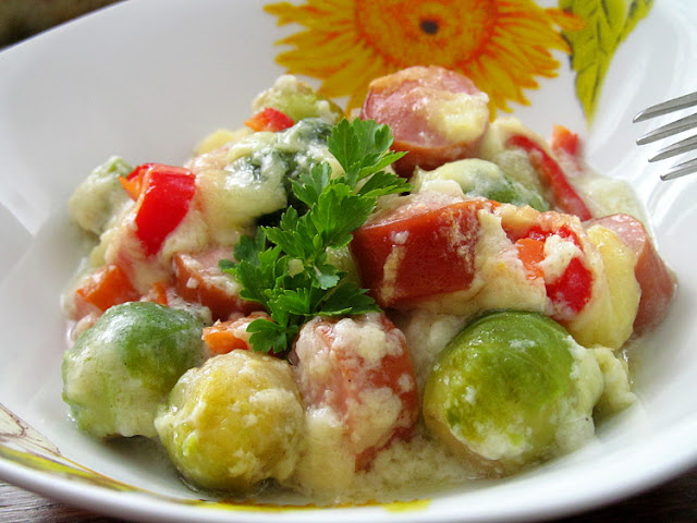 Брюссельская капуста с сосисками запеченная под сливочным соусом