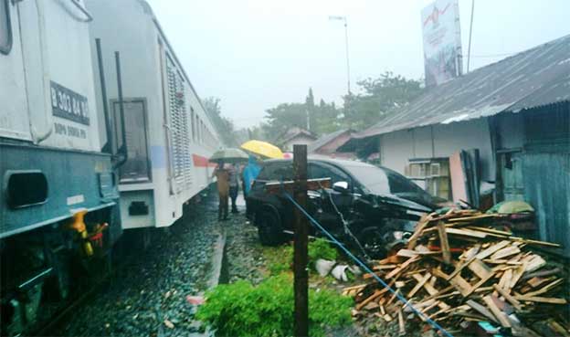 Mobil Kijang Inova yang tertabrak kereta api
