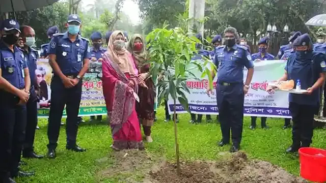 জামালপুরে বাংলাদেশ পুলিশের উদ্যোগে সামাজিক বনায়ন কর্মসূচি