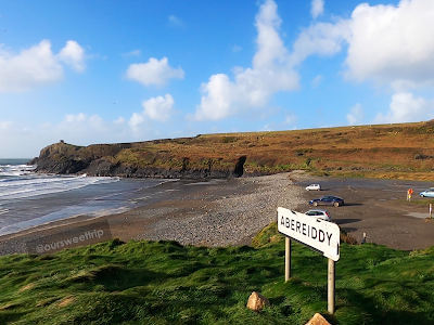 Chegada da praia ao lado da Lagoa Azul em Abereiddy (País de Gales)