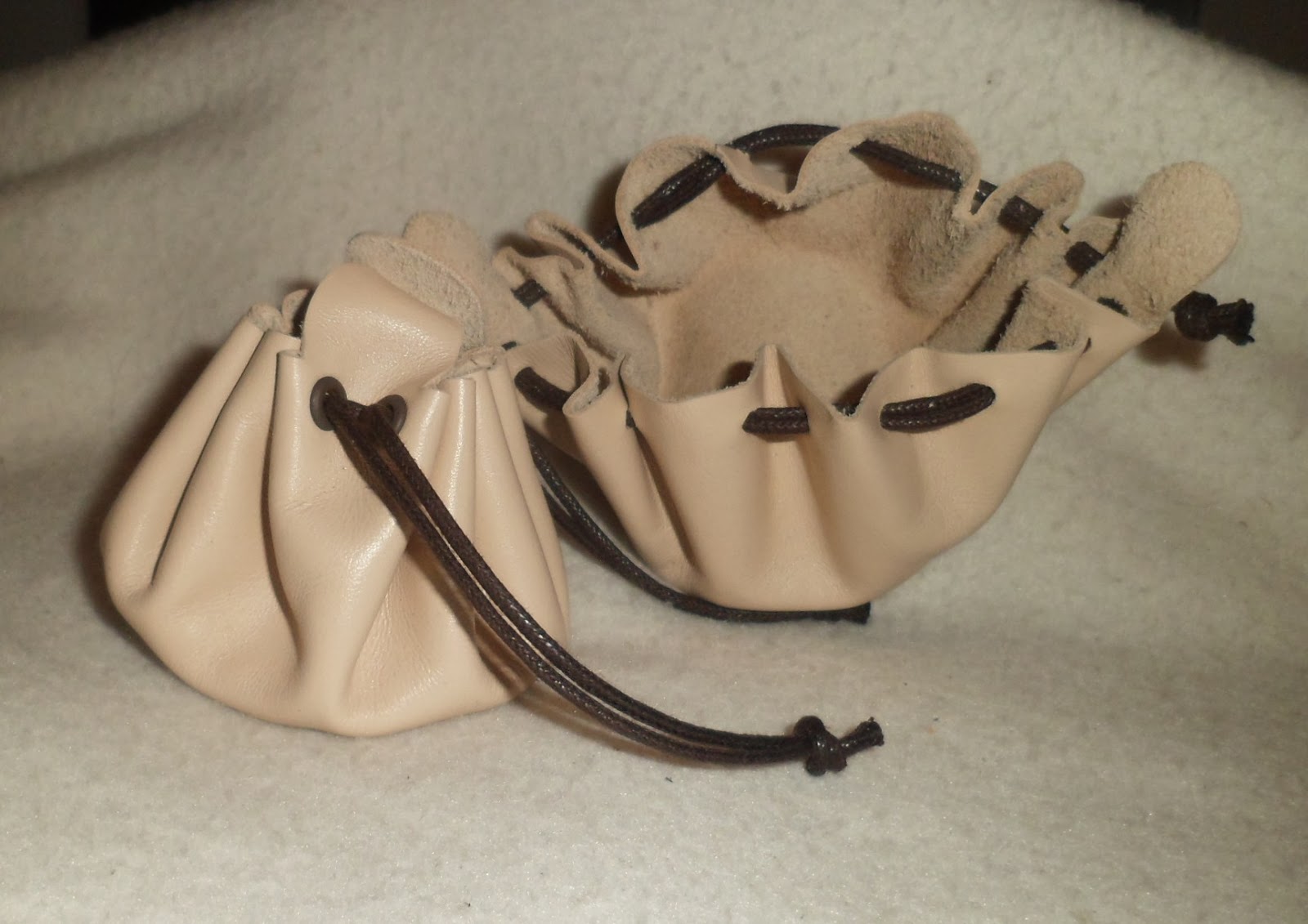 Cuero y plumas Bolsas de Judas de piel de colores