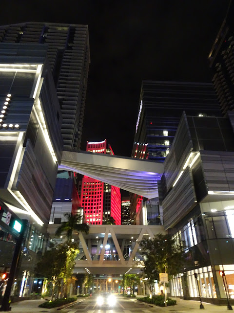 Rascacielos de la zona de Brickell por la noche 