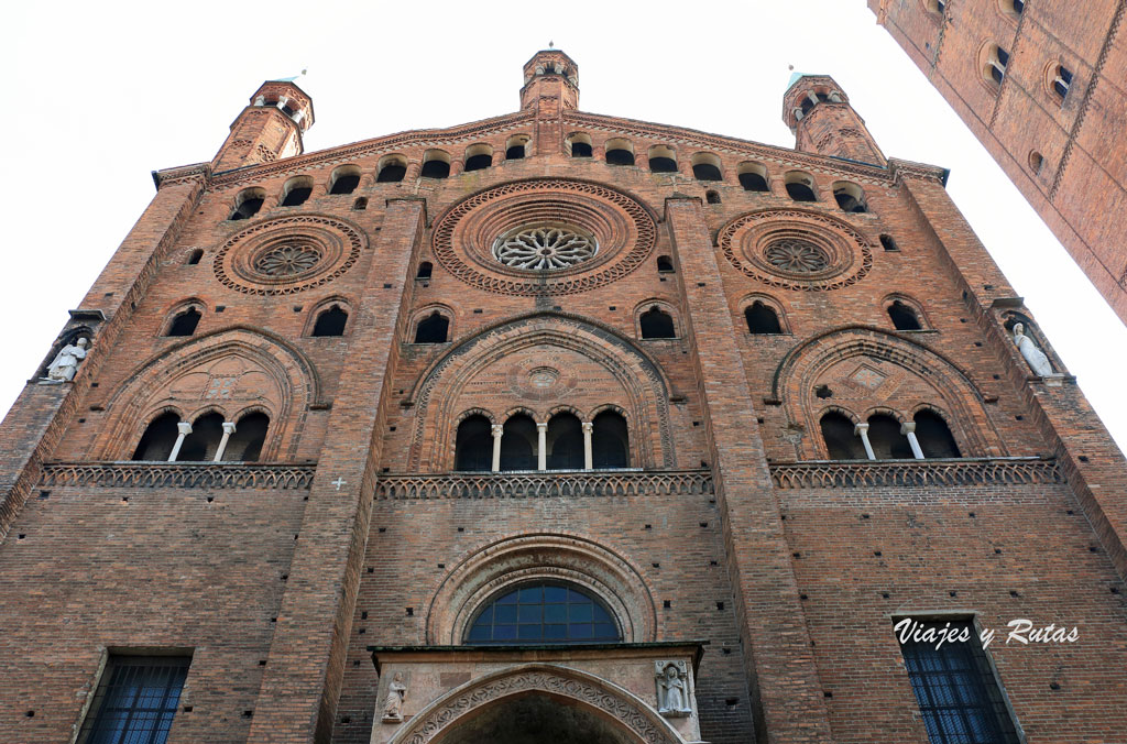 Fachada lateral de la catedral de Cremona