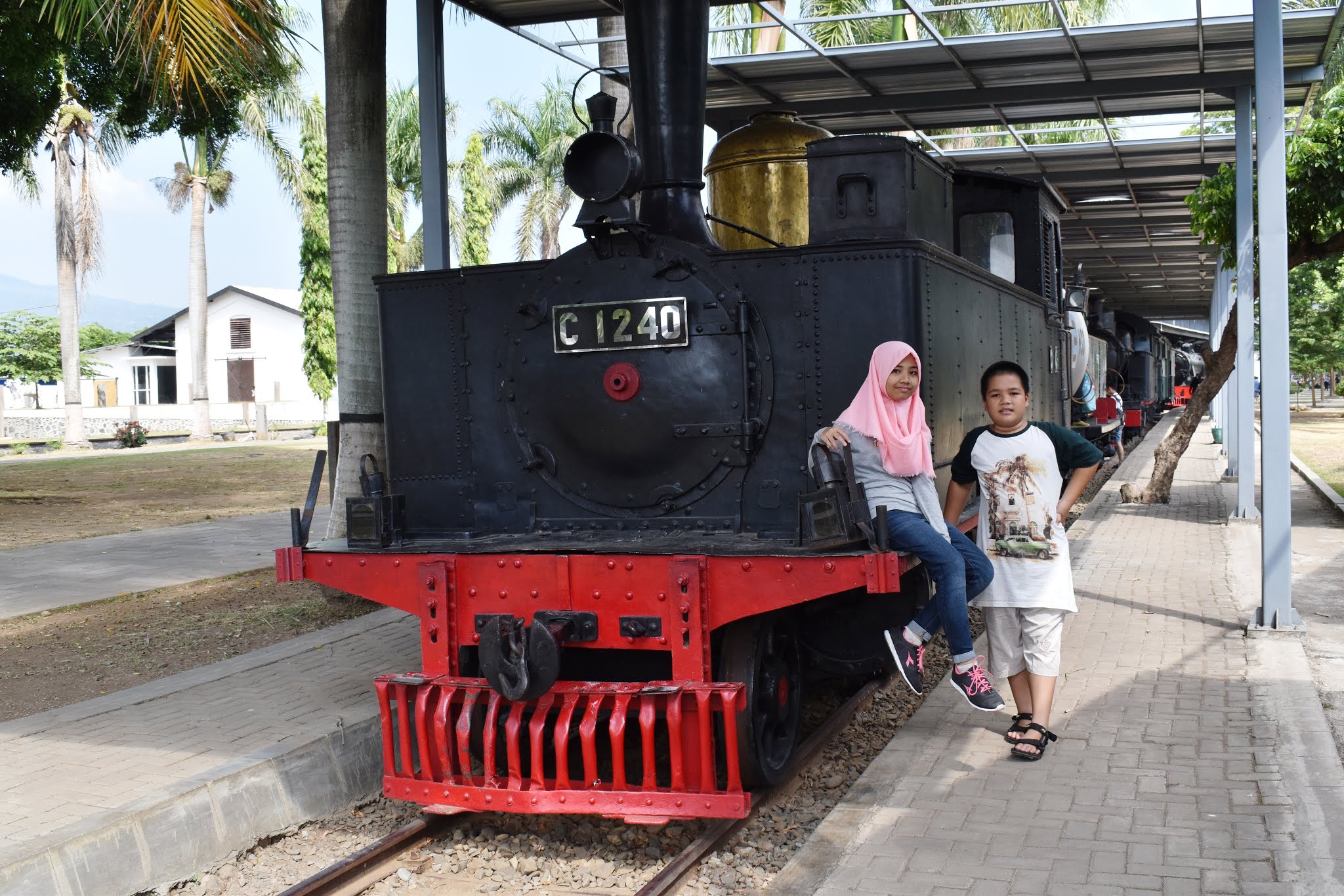 naik kereta wisata sejarah di museum kereta api ambarawa indonesia diesel uap traveling nurul sufitri mom lifestyle blogger