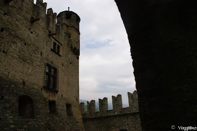 L'imponente facciata del castello di Fenis