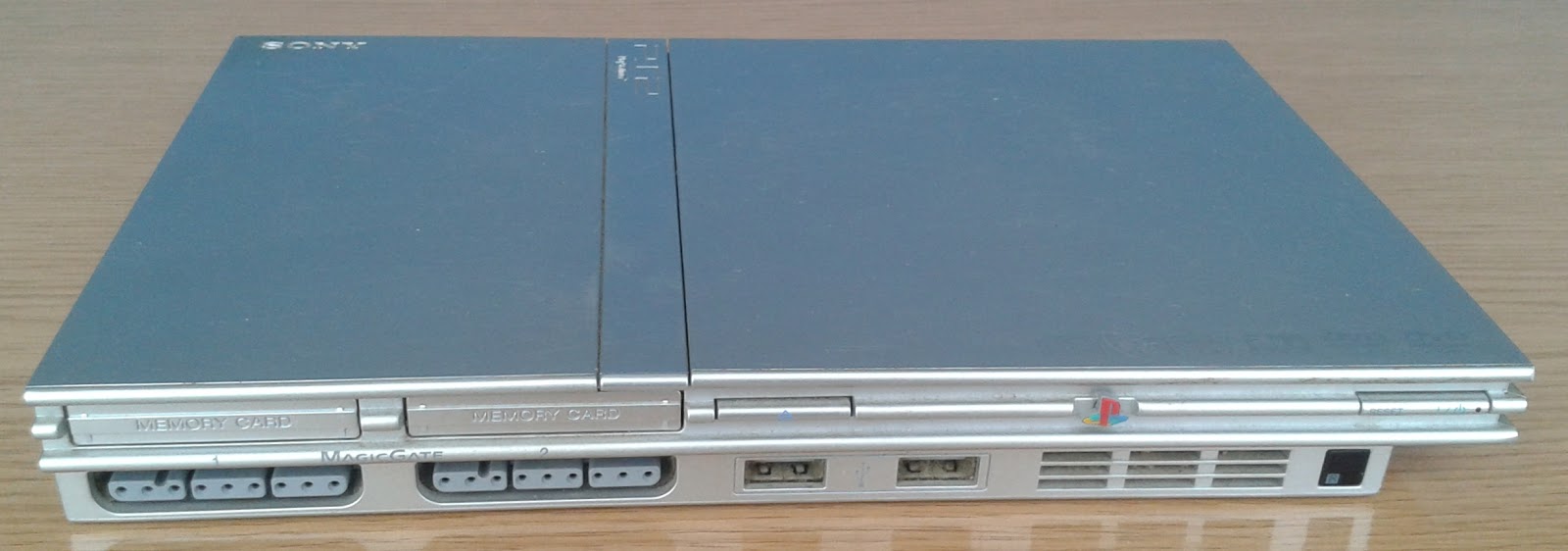 Retro Ordenadores Orty: PlayStation 2 Slim (modelo SCPH 70004) (2004)  (edición limitada plateada.)