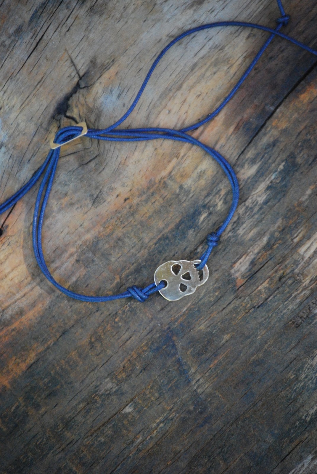 b e a c h & e a u: Pequeñas calaveras en plata de ley y baños de oro