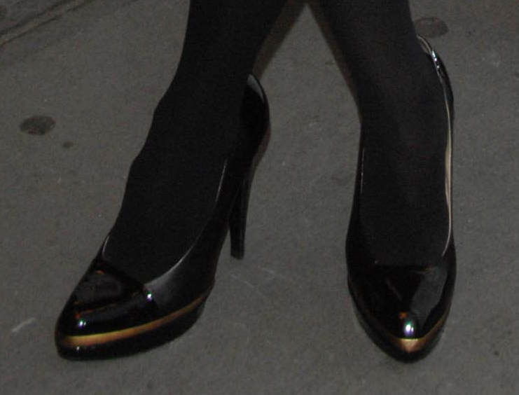 Celebrity Legs and Feet in Tights: Kelly Ripa`s Legs and Feet in Tights 2