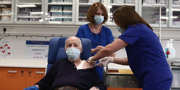 Κορονοϊός: Από τη Θράκη ο πρώτος ηλικιωμένος που εμβολιάστηκε