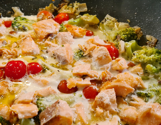 Rezept: Nudeln mit Lachs, Tomaten und Brokkoli in cremiger Sahnesosse. In der Pfanne zubereitet geht das Gericht schnell und einfach, eine leckere Sahne-Sauce ergänzt Pasta, Gemüse und Fisch.