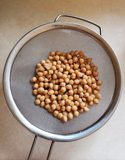 Rinsed chickpeas in a strainer
