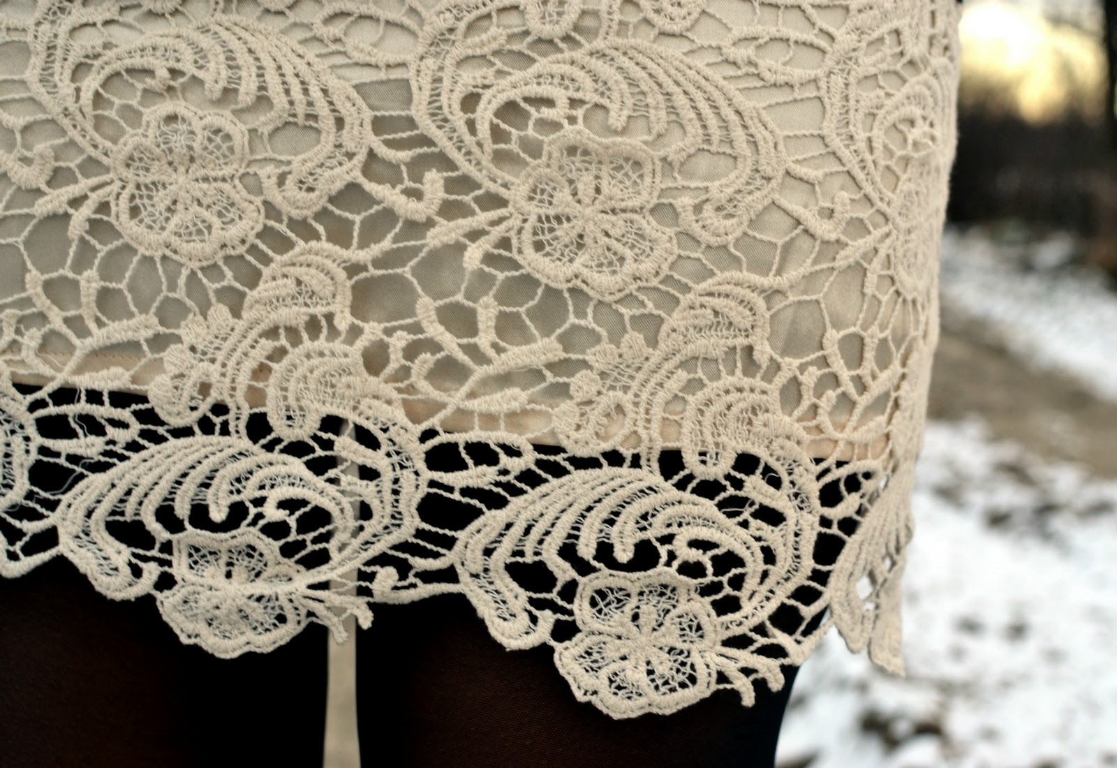 http://1.bp.blogspot.com/--ELKU0F8ZOI/TvE40tPxogI/AAAAAAAABV0/IJRveZHIQ34/s1600/winter+white+lace+skirt.jpg