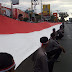 Spektakuler, Meriahkan HUT RI 74, Polres Probolinggo Bentangkan Bendera Merah Putih Sepanjang 60 Meter di Jalur Pantura