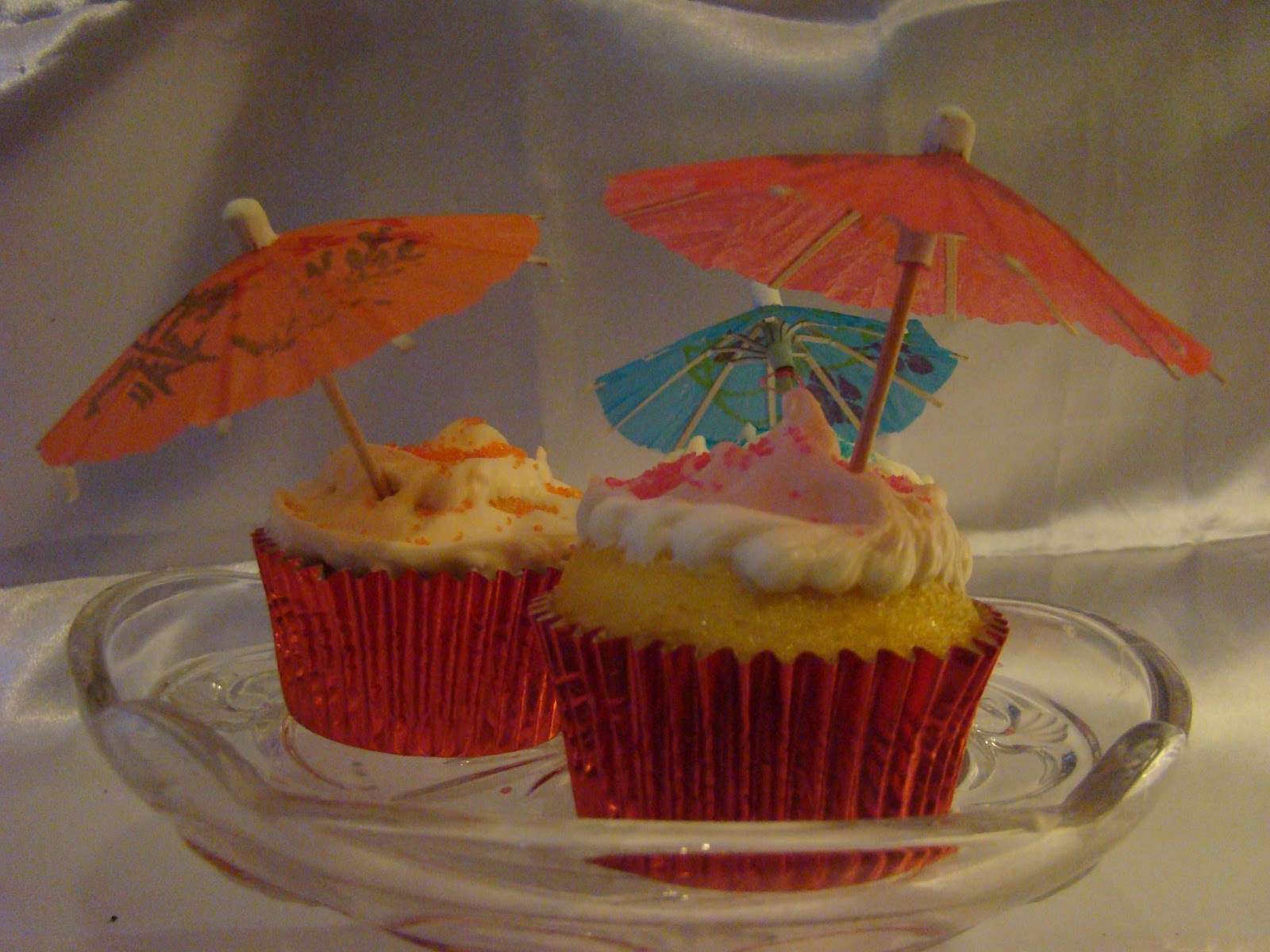 http://1.bp.blogspot.com/--EWZ76fD4es/UCxRIsKtJgI/AAAAAAAADUs/C6P7hF40iiI/s1600/a3+umbrella+cupcakes.JPG